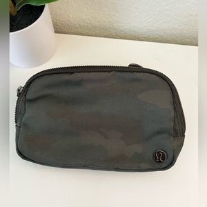 Lululemon Everyday belt bag Camo green